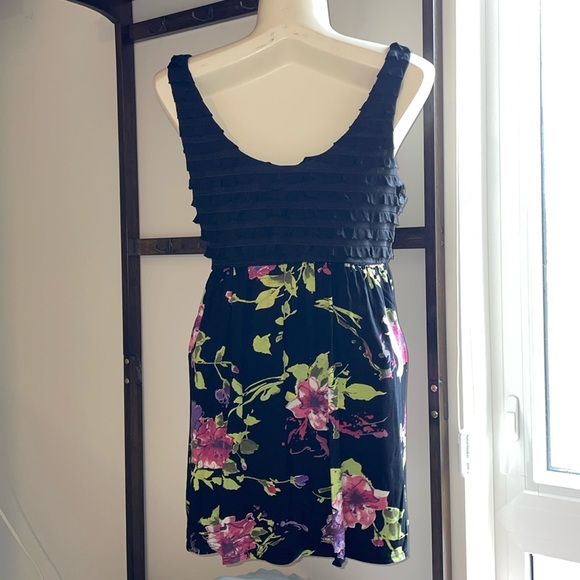 Weston Wear Ruffled Tank top with empire waist with Flower pattern . - Picture 4 of 9